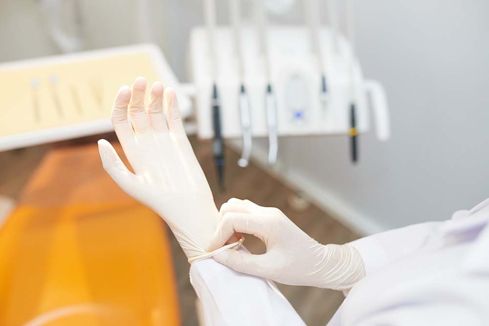 deixe nos ajudar dentista a calçar luvas