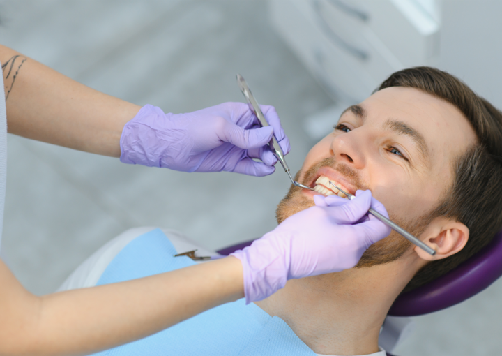 a cárie que não se vê ao espelho o que acontece entre dois dentes?1