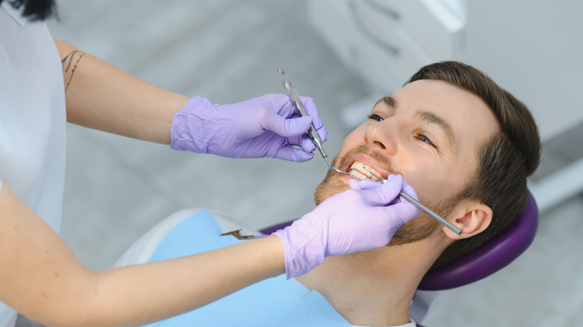 a cárie que não se vê ao espelho o que acontece entre dois dentes?1